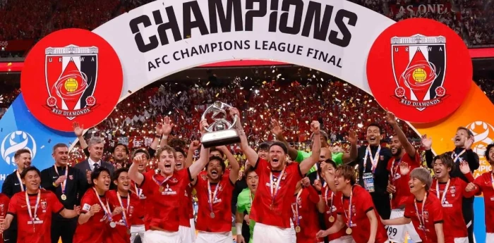 ¿Cuál es la relación entre el Urawa Red Diamonds, rival de River, y el automovilismo?