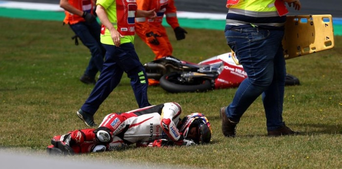 Moto3: ¡Brutal! un piloto sufrió una fractura de tibia tras un impactante accidente en Assen