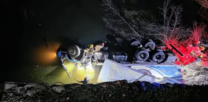 Un camión desbarrancó y se hundió en un río en Córdoba: un muerto y un sobreviviente