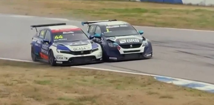TCR South America: el áspero duelo Leo Pernía - Cardoso que provocó el abandono del argentino en la carrera dos