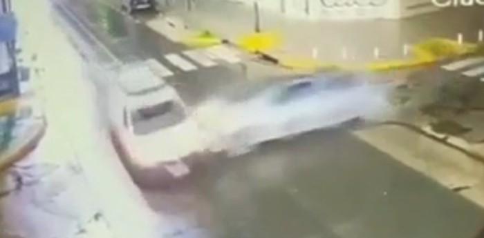 Fuerte colisión: manejaba en contramano y chocó a una camioneta en Almirante Brown
