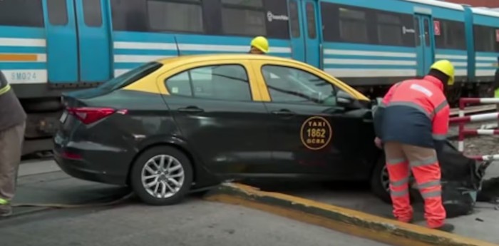 Flores: un taxista cruzó el tren con la barrera baja, chocó y causó demoras en la línea Sarmiento
