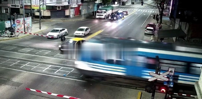 Así embistió el tren Sarmiento al taxista que cruzó con la barrera baja en Flores