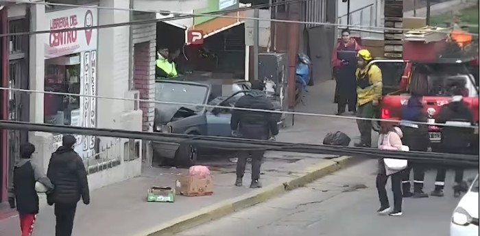 Impactante: un auto perdió el control y se incrustó en un comercio