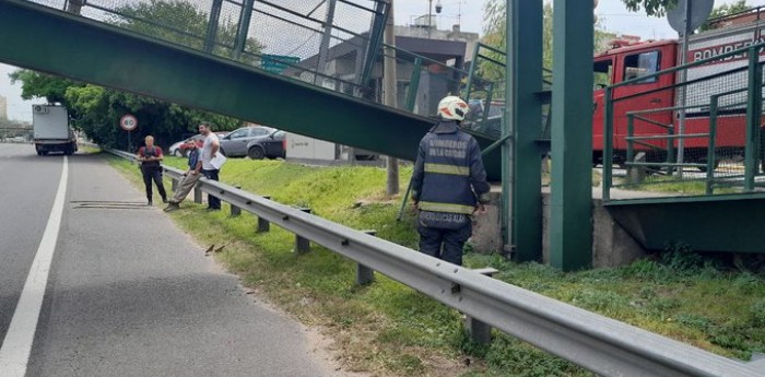 Se cayó un puente peatonal cerca del autódromo Oscar y Juan Gálvez