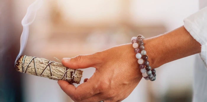Salud y bienestar: ¿Cómo sahumar para atraer abundancia y armonía?