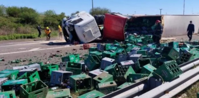 ¡Insólito! Un camión que transportaba cerveza volcó en Santa Fe y se robaron la carga