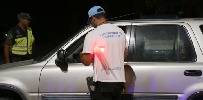 Un conductor manejaba por Pinamar, fue sometido a un test de alcoholemia y su insólita reacción se hizo viral