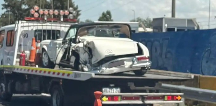 Un valioso auto de colección terminó destrozado tras un fuerte choque en la Panamericana