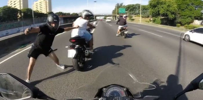 Seis ladrones atacaron a un hombre en la autopista Ricchieri para robarle la moto