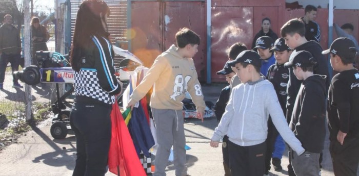 ¿Qué rol adoptan los padres de los chicos que se inician en la escuela de karting de Jackie Bianchi?