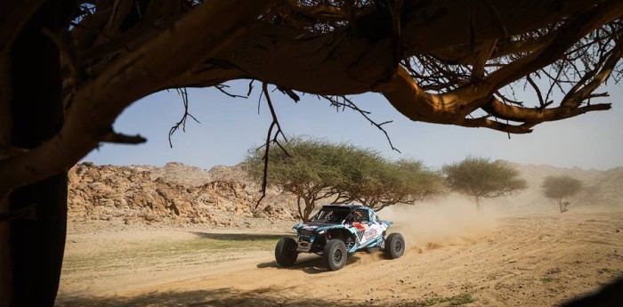 Dakar 2026: ¡Un gran equipo! Cavigliasso y Pertegarini cambiaron una rueda a toda velocidad en pleno desierto
