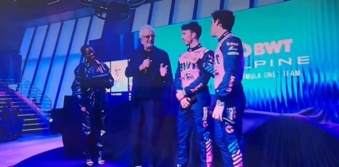 F1: el curioso gesto de Colapinto sobre Gasly tras una frase de Briatore en la presentación del A526