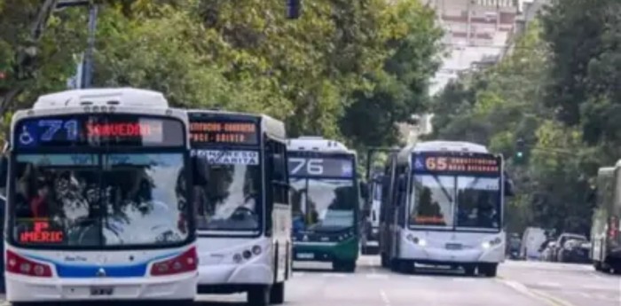 ¿Qué líneas podrían adherir al paro de colectivos en el AMBA?