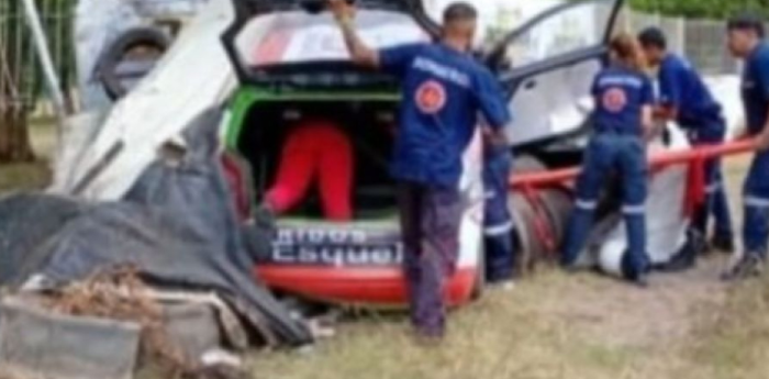 IMÁGENES SENSIBLES: se descompuso al volante, perdió el casco y le suspendieron la licencia