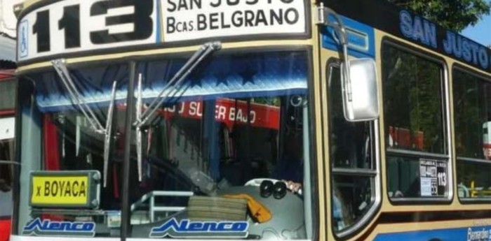 Un chofer tuvo un altercado con un pasajero y dejó el colectivo en marcha