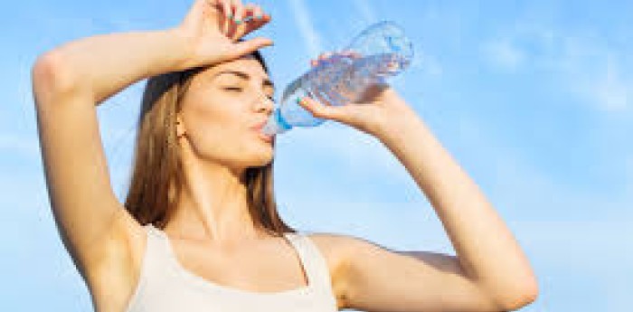 Salud y bienestar: ¿Por qué no basta con tomar agua cuando tenés sed?