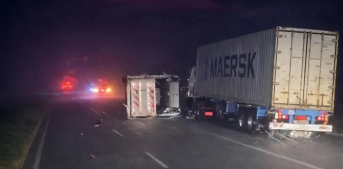 Corte total en la Autopista Rosario-Córdoba: fuertes vientos provocaron el vuelco de al menos 10 camiones