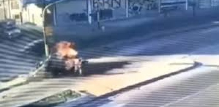Un auto chocó con un colectivo y se prendió fuego en un impactante accidente