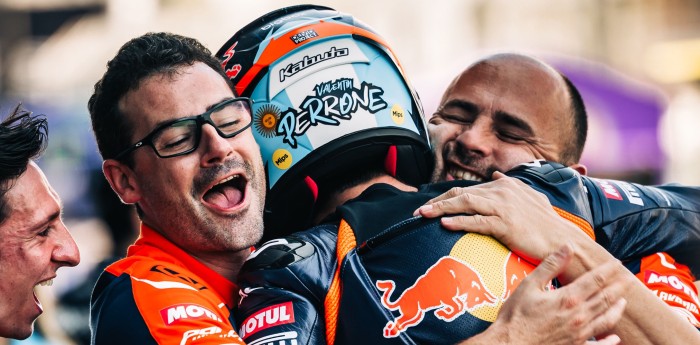 La efusiva reacción del equipo de Perrone tras el podio en el arranque de Moto3 en Tailandia