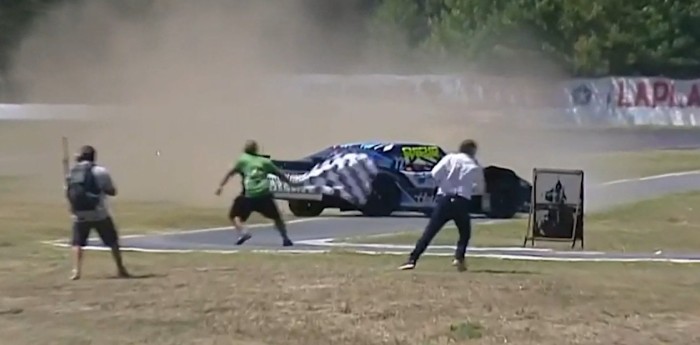 El peligroso accidente entre Granja, Rossi y Maggini, en la final de la Clase A del Procar 4000