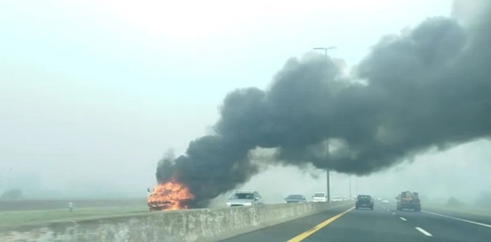 Un camión se prendió fuego en medio de la autopista Buenos Aires-La Plata