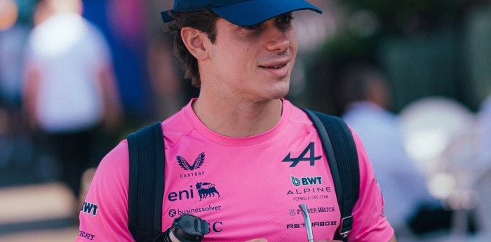 F1: ¡A lo Boca! Colapinto llegó con un particular accesorio al paddock de Albert Park