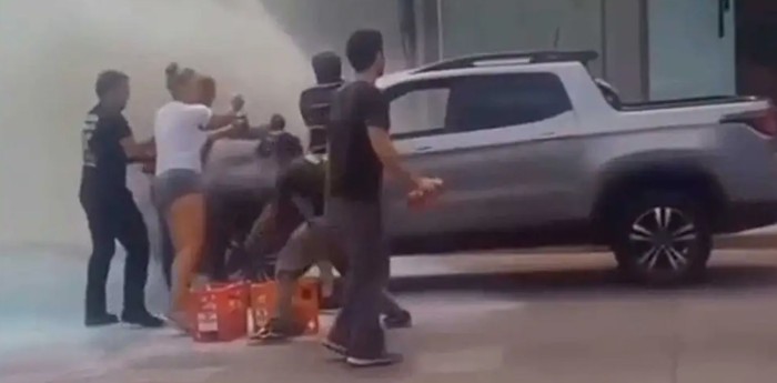 Una camioneta se prendió fuego y dos repartidores de soda apagaron el incendio a sifonazos