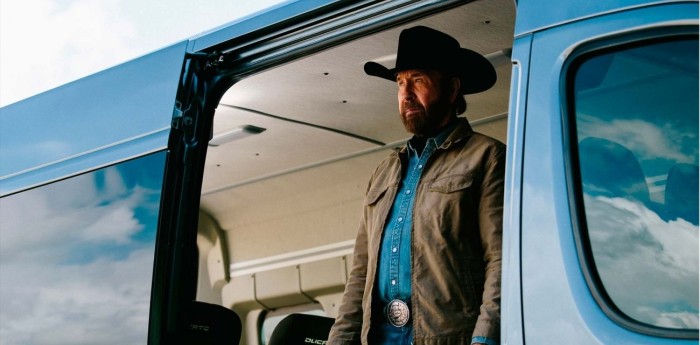 Falleció Chuck Norris: su historia ligada al automovilismo y su fanatismo por las joyas mecánicas