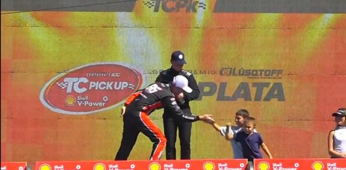 TC Pick Up: ¡Hermoso gesto! El saludo de Canapino a los hijos de Werner en el podio de La Plata