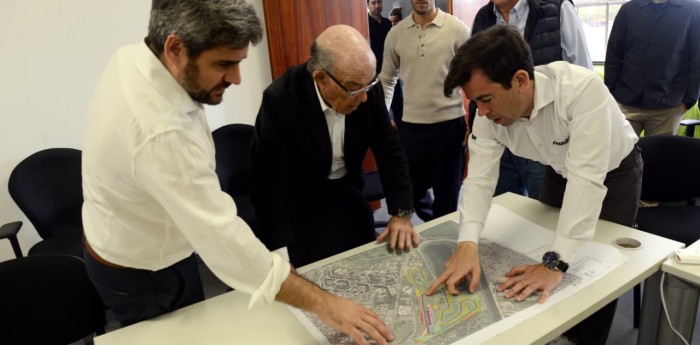 Carmelo Ezpeleta, CEO de MotoGP, visitó las obras del autódromo de Buenos Aires