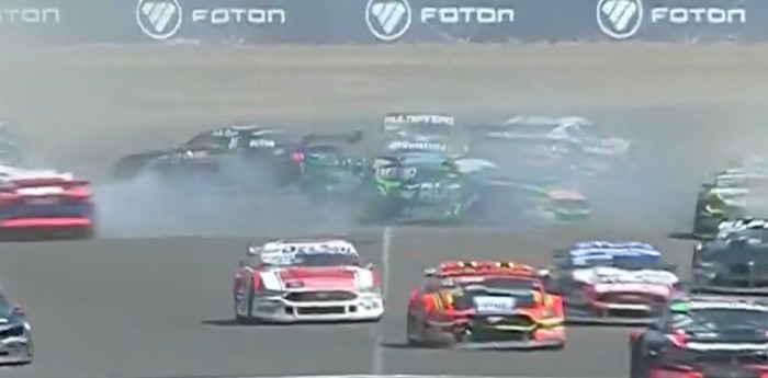 Caos en la final del TC en Neuquén: accidente múltiple y varios autos dañados