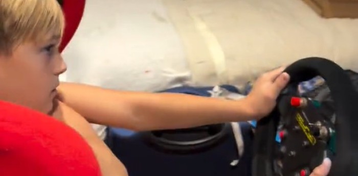 Se sacó el yeso y fue directo al simulador: la divertida escena del hijo de Norberto Fontana