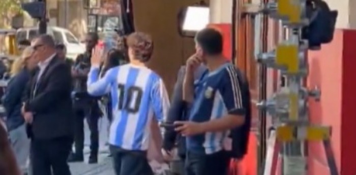 F1: con la 10 de Maradona, Colapinto estuvo firmando autógrafos en La Paternal