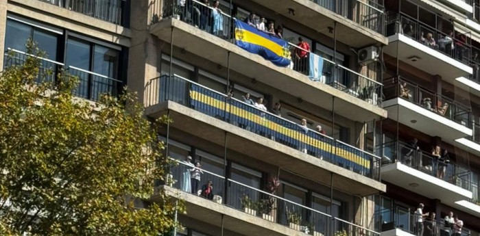 F1: Nadie quiere perderse el Road Show de Colapinto, la gente sigue la exhibición desde los balcones de los edificios