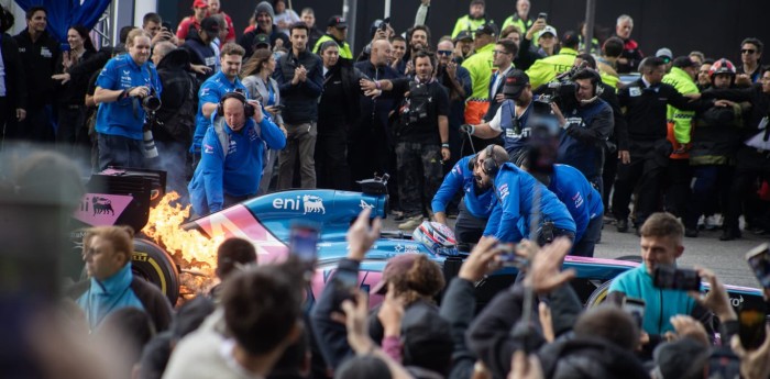 F1: ¡En llamas! El principios de incendió que sufrió el Lotus E20 después de que Colapinto lo llevara al límite en el Road Show.