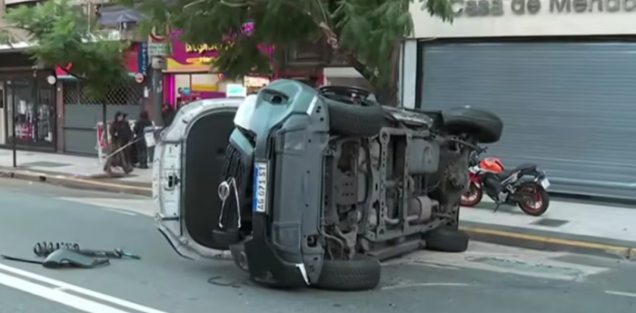 Impactante accidente en CABA: un patrullero chocó y quedó volcado en Corrientes y Callao