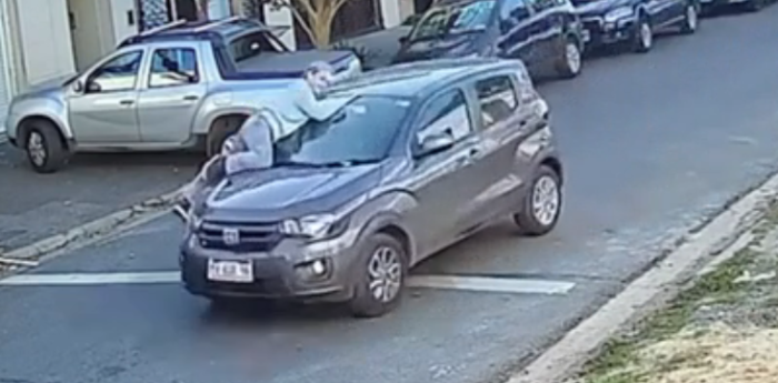 Quiso evitar el robo de su auto en Ramos Mejía y fue arrastrada 50 metros sobre el capó