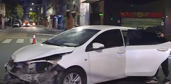 Un fuerte choque entre dos autos complica la circulación del tránsito en Almagro este domingo