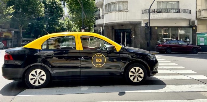 “Gasto 20 mil pesos por semana cuando antes gastaba casi 100 mil pesos por semana”: el relato de un taxista que maneja un vehículo eléctrico