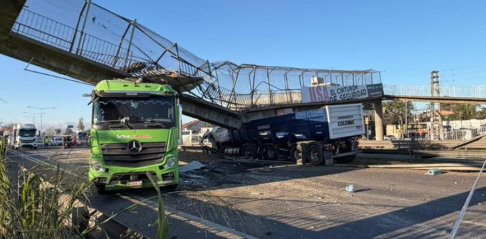 Un camión chocó contra un puente y causó un gran derrumbe en Escobar
