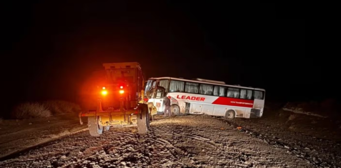 Un colectivo quedó colgado de la banquina en la Ruta 6 en Neuquén: 41 pasajeros estuvieron varados por horas