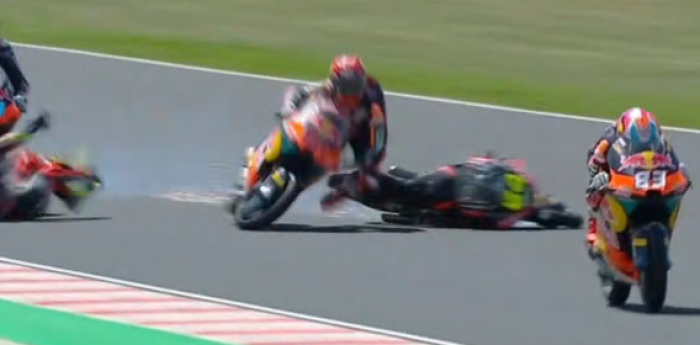 Moto3: el fuerte accidente de Perrone en la última vuelta que lo dejó con las manos vacías en Hungría