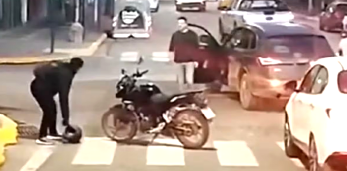 VIDEO: se bajó del auto para discutir con un motociclista, no puso el freno de mano y chocó