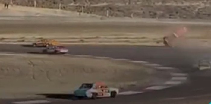 Escalofriante vuelco en plena carrera: un piloto perdió el control y protagonizó un fuerte accidente
