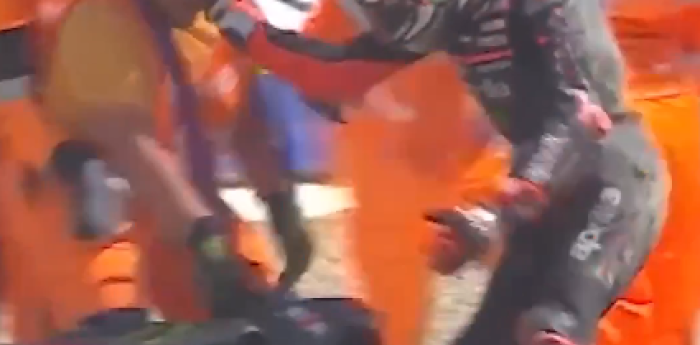 MotoGP: así fue la agresión de Bezzecchi a un auxiliar de pista que generó su suspensión en Brno