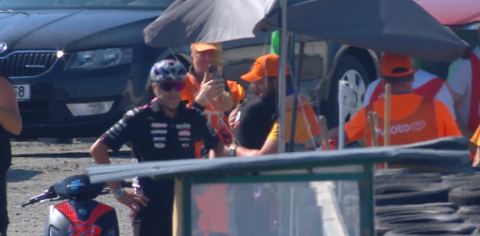 MotoGP: de la tensión al abrazo: las sinceras disculpas de Bezzecchi con el marshall