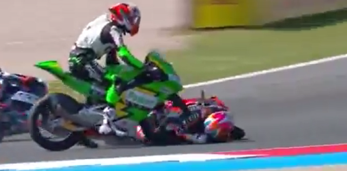 Moto3: ¡Impactante! una moto pasó por arriba al piloto Álvaro Carpe