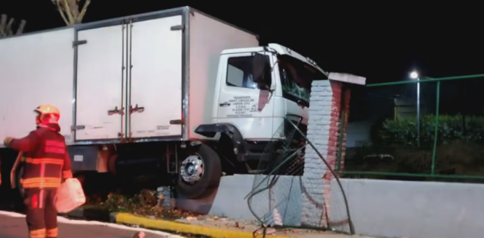 Accidente en Villa Devoto: un camión perdió el control y chocó contra el alambrado del tren San Martín