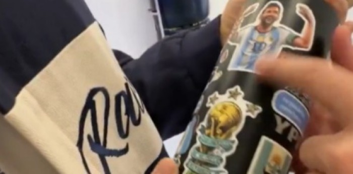 F1: ¡Prendido al Mundial y apoyando a Messi! La decoración 100% argentina del termo de Colapinto